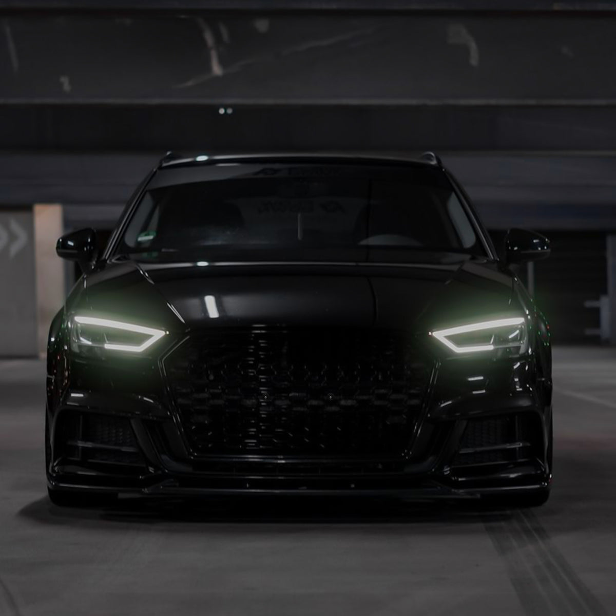 FLOW DOWN® Magnet-Kennzeichenhalter für Audi A3/S3/RS3 TT/RS – Rahmenlose Magnet-Kennzeichenhalter für eine unsichtbare, sichere und schnelle Befestigung. Perfekt für Fotoshootings und ein cleanes Fahrzeug-Design. Kompatibel mit Alu- und 3D-Kennzeichen sowie internationalen Nummernschildern.