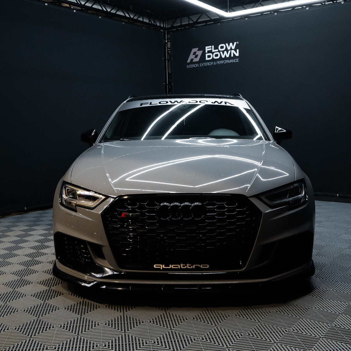 FLOW DOWN® Magnet-Kennzeichenhalter für Audi S3/RS3 8V – Rahmenlose Magnet-Kennzeichenhalter für eine unsichtbare, sichere und schnelle Befestigung. Ideal für Fotoshootings und ein cleanes Fahrzeug-Design. Kompatibel mit Alu- und 3D-Kennzeichen sowie internationalen Nummernschildern.