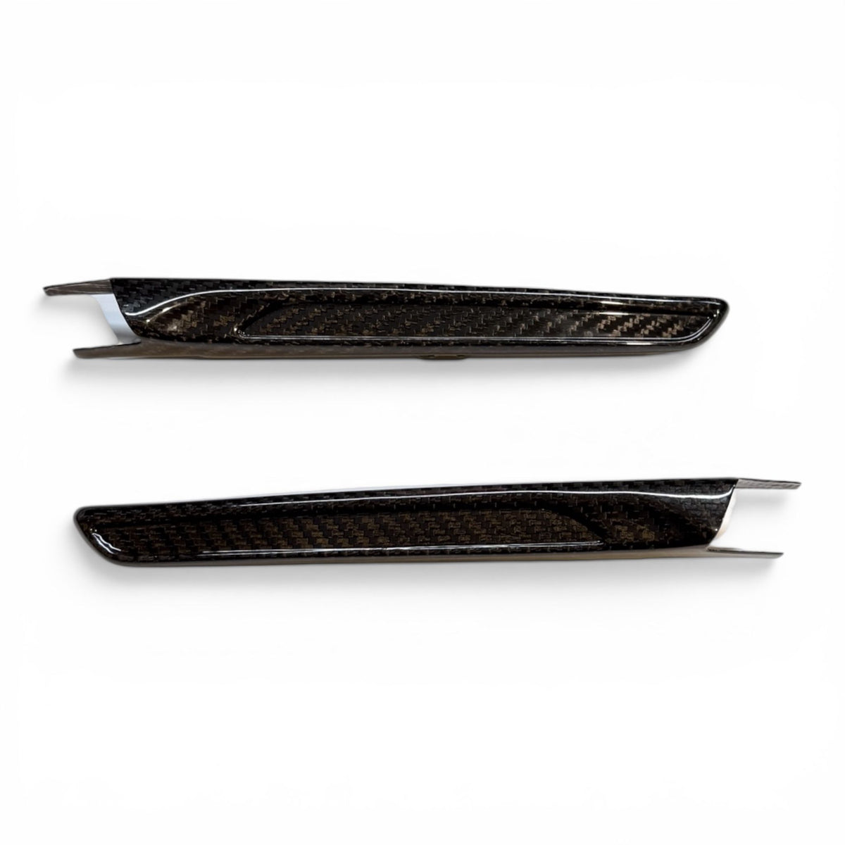 Carbon Seitenembleme aus PrePreg Carbon passend für BMW M3/M4 (F80/F82/F83)   FLOW DOWN®