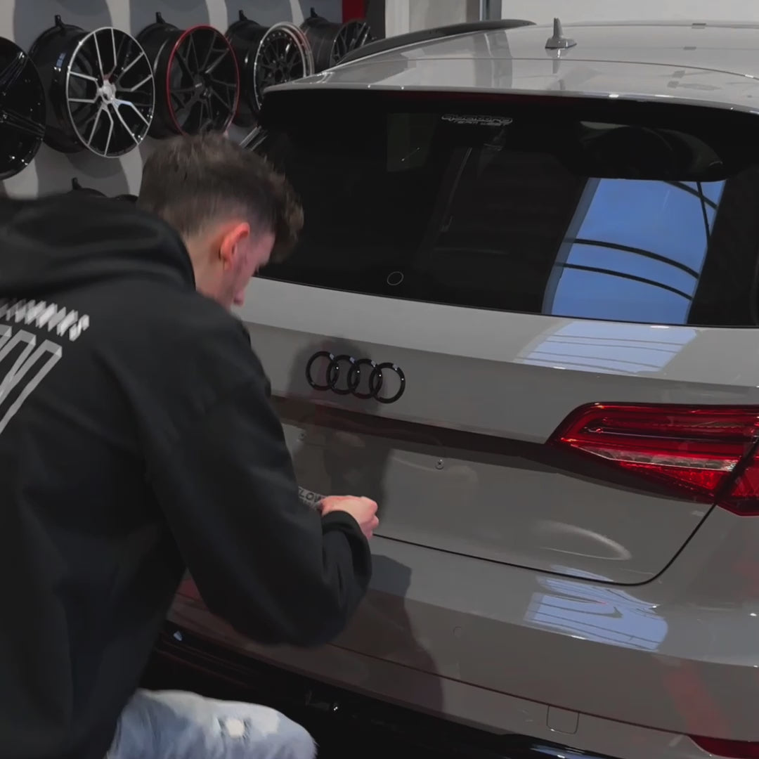 FLOW DOWN® Magnet-Kennzeichenhalter für Audi S3/RS3 8V – Rahmenlose Magnet-Kennzeichenhalter für eine unsichtbare, sichere und schnelle Befestigung. Ideal für Fotoshootings und ein cleanes Fahrzeug-Design. Kompatibel mit Alu- und 3D-Kennzeichen sowie internationalen Nummernschildern.