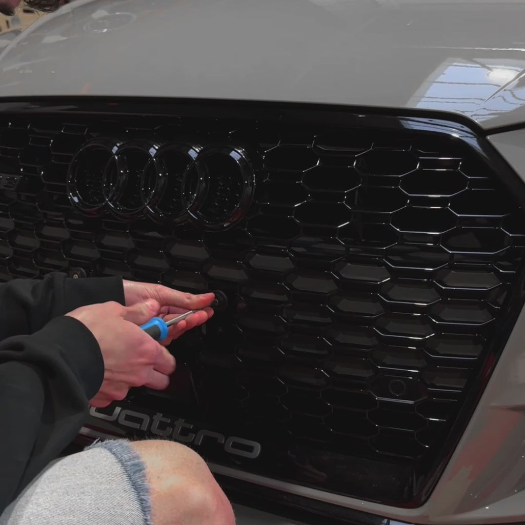 FLOW DOWN® Magnet-Kennzeichenhalter für Audi A3/S3/RS3 TT/RS – Rahmenlose Magnet-Kennzeichenhalter für eine unsichtbare, sichere und schnelle Befestigung. Perfekt für Fotoshootings und ein cleanes Fahrzeug-Design. Kompatibel mit Alu- und 3D-Kennzeichen sowie internationalen Nummernschildern.