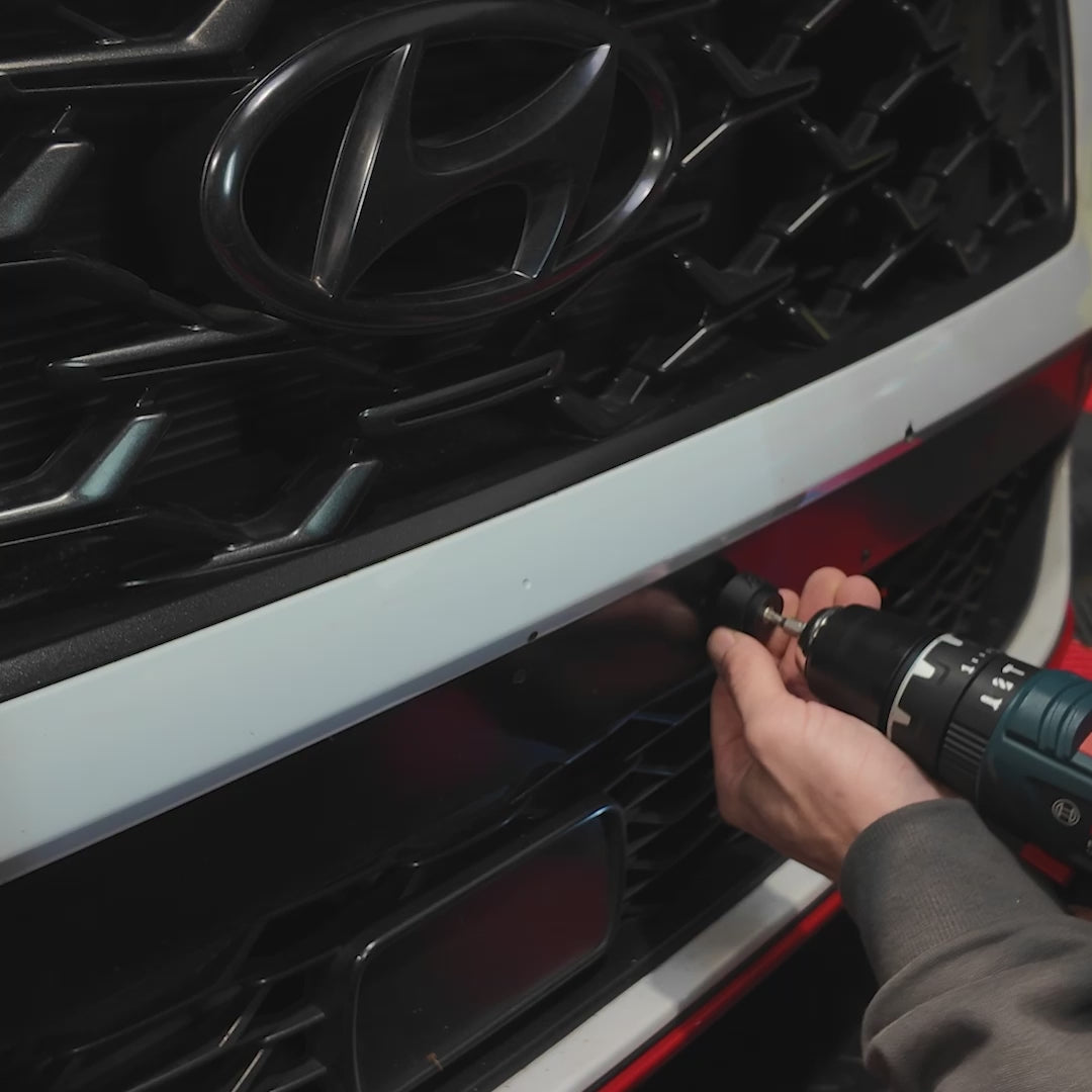 FLOW DOWN® Magnet-Kennzeichenhalter für Hyundai Kona N – Rahmenlose Magnet-Kennzeichenhalter für eine unsichtbare, sichere und schnelle Befestigung. Perfekt für Fotoshootings und ein cleanes Fahrzeug-Design. Kompatibel mit Alu- und 3D-Kennzeichen sowie internationalen Nummernschildern.