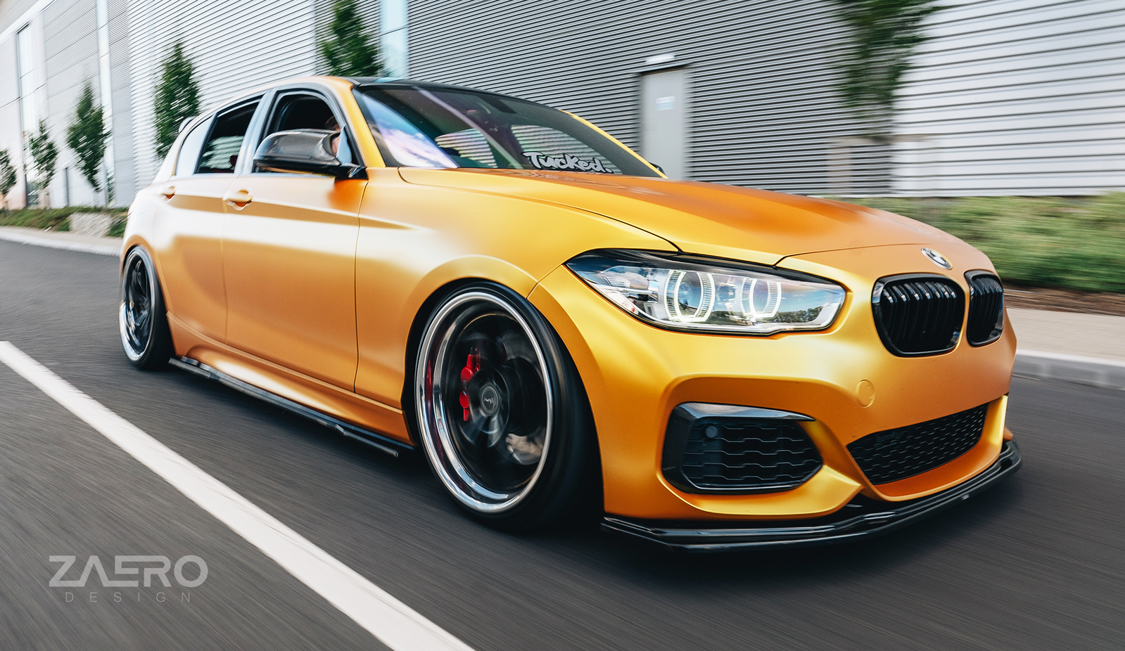 Zaero Frontlippe passend für BMW 1er F20 F21 LCI – Front am Fahrzeug